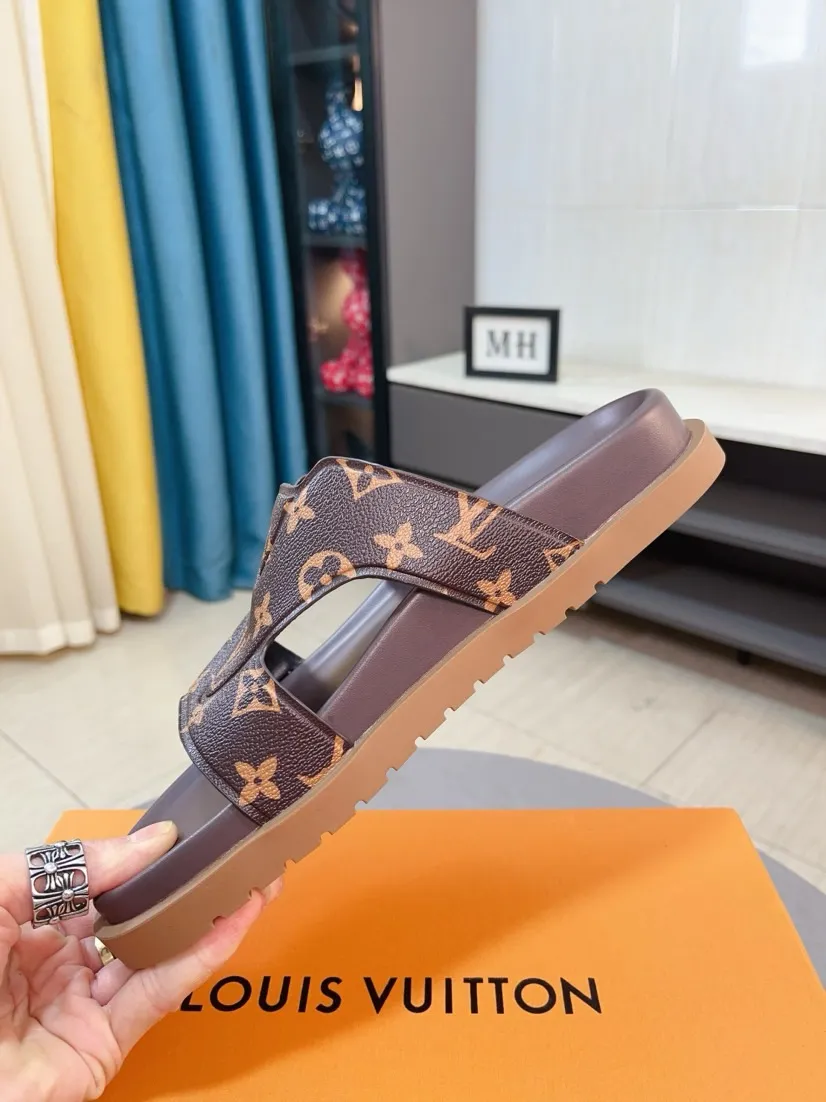 Men's shoes💰300🌹🌹【LV】Multi-color new men's slippers, original quality top version, original special cowhide presbyopia print➕sheepskin on the inside and side, non-slip combination sole, more stable walking, more comfortable and lightweight, high-end and generous, size: 38~44